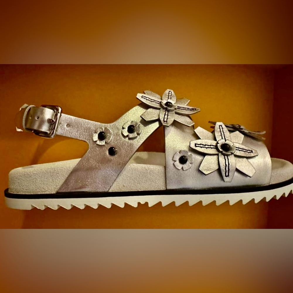NWT TOD’s - leather sandals with flower appliqués 37 / 7 US m